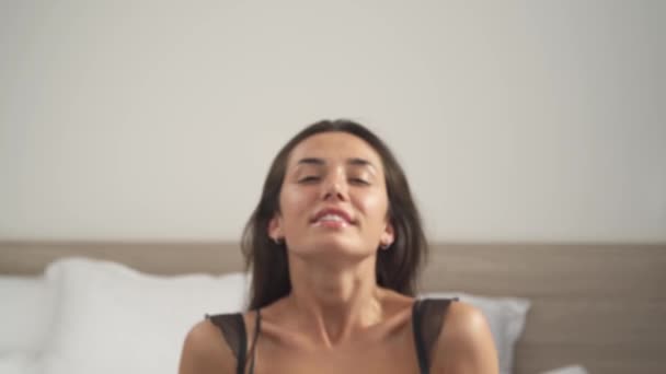 Inferiore Colpo Superiore Giovane Donna Sexy Indossando Cuffie Gode Musica — Video Stock