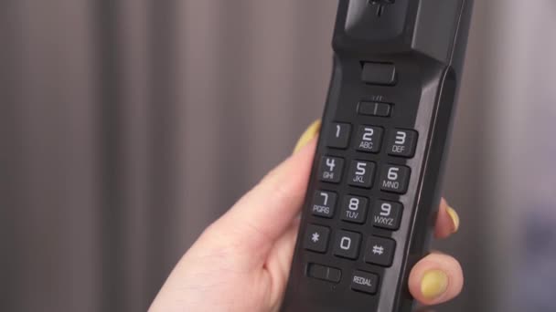 Zbliżenie Żeńskiej Ręki Trzymającej Przyciski Telefonu Rozdającej Numer Telefonu — Wideo stockowe