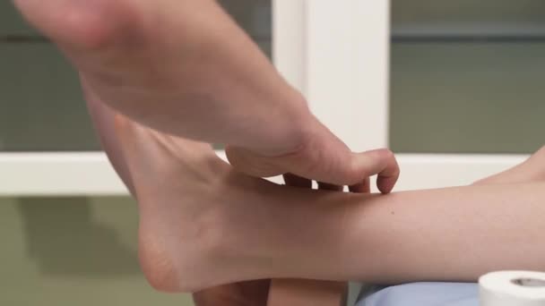 Fisioterapista Che Mette Bende Strette Alla Caviglia Dei Pazienti Preparazione — Video Stock