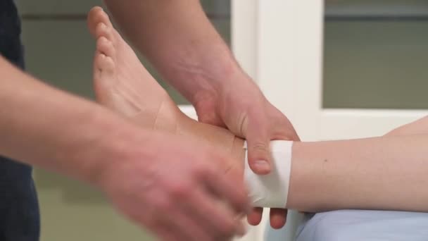 Physiotherapeut Fixiert Sportband Knöchel Des Patienten Tibia Joint Taping Phisio — Stockvideo
