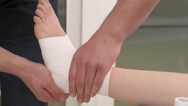 一个展示专业治疗师跨界性和按摩的视频 用运动带子脚踝拍下来 胫骨关节损伤 — 图库视频影像