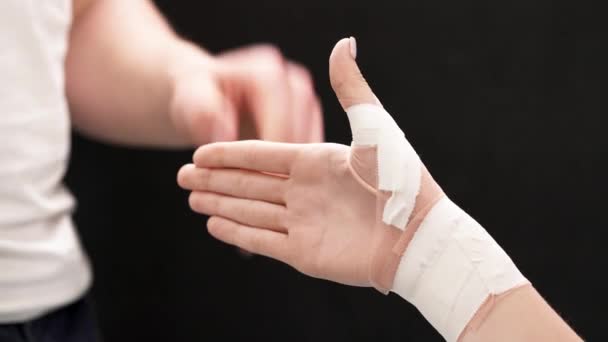 患者の親指をテープセラピストのデモビデオ リハビリテーションと医療の概念 — ストック動画
