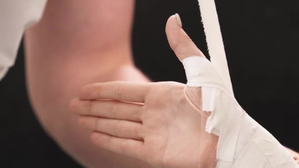 一个专业的治疗师在病人手臂上固定一个运动带子 康复和保健概念 — 图库视频影像
