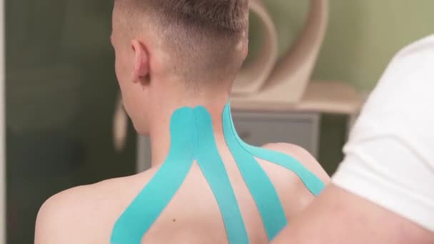 환자의 어깨를 촉감하는 치료사 클로즈업 비디오입니다 — 비디오