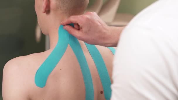 Demonstration Video Therapist Taking Kinesio Tape Kinesio Therapy Healthcare Pain — Stock Video