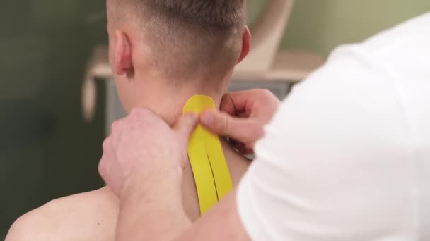 Hastaların Boynuna Kineziyoloji Bandı Yapıştırıyorum Kinesio Terapisi Rahim Kemiği Tedavisi — Stok video