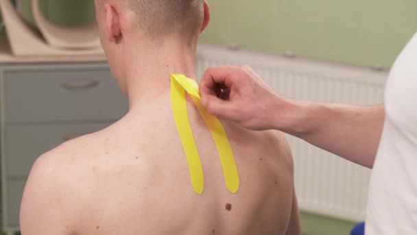 Bir Terapist Hastanın Boynundaki Kinesio Bandını Çıkarıyor Kinesio Terapisi Sağlık — Stok video