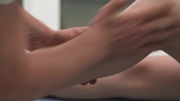 치료사 종아리 근육을 마사지 방추사 — 비디오