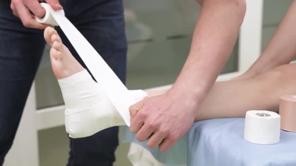 物理治疗师做胫骨关节贴 脚踝关节疼痛疗法 — 图库视频影像