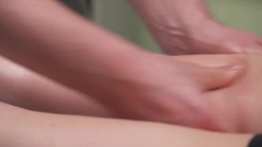 Erkek kayropraktik uzmanı derin doku masajı yapıyor. Kas masajı. Ağrı kesici.