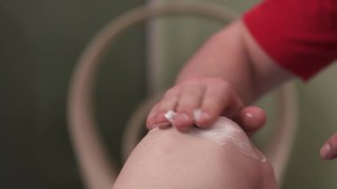 Fizyoterapistler hastaların dizlerine losyon sürerler ve profesyonel masaj yapmaya başlarlar. Spor ve rehabilitasyon konsepti