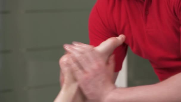 Thérapeute Faisant Massage Acupression Dans Une Armoire Massage Réadaptation Des — Video