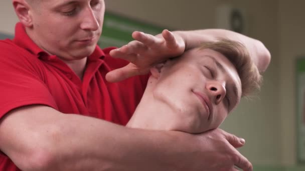 首のマニピュレーションを行うプロのマニュアルセラピストのクローズアップデモビデオ 子宮頸椎の操作 疼痛緩和療法 — ストック動画