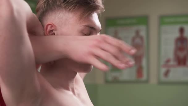 Manlig Sjukgymnast Gör Power Stretching För Manlig Patient Medicinsk Massage — Stockvideo