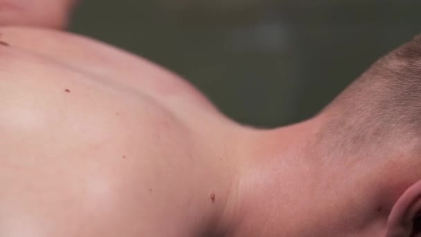Primo Piano Fisioterapisti Che Massaggiano Pazienti Collo Spalle Massaggio Profondo — Video Stock