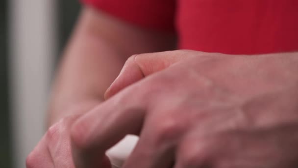 Close Terapeutas Mão Segurando Apertando Tubo Com Creme Massagem Para — Vídeo de Stock