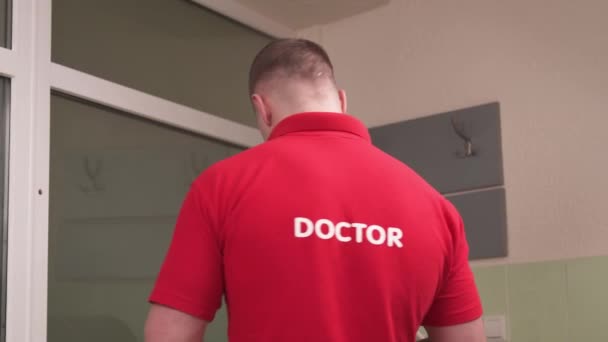 Επαγγελματίας Θεραπευτής Που Ετοιμάζει Ασθενή Για Μασάζ Στα Πόδια Παίρνει — Αρχείο Βίντεο