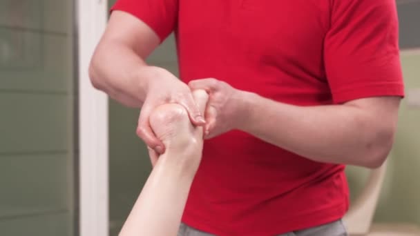 Physiothérapeute Qui Fait Massage Professionnel Pied Patient Concept Sport Réhabilitation — Video