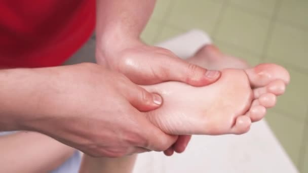 Demonstrație Aproape Unui Fizioterapeut Care Efectuează Masaj Arc Picior Conceptul — Videoclip de stoc