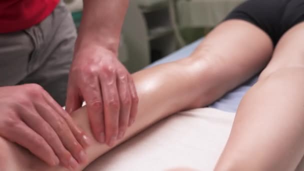 Terapista Manuale Che Massaggia Muscolo Del Polpaccio Paziente Massaggio Profondo — Video Stock
