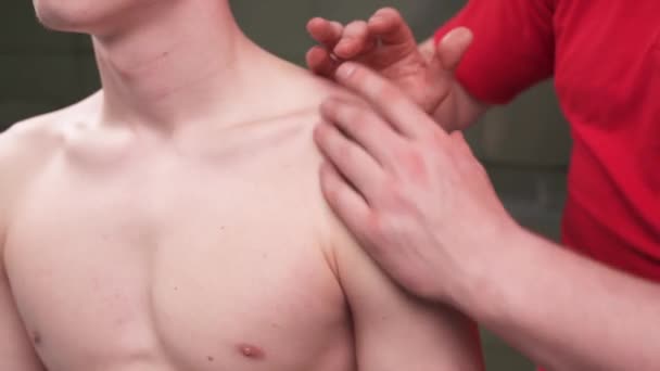 Terapeuta Manuale Riscalda Muscoli Delle Spalle Delle Mani Dei Pazienti — Video Stock