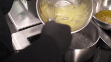 Hollandaise sosu malzemelerini karıştıran profesyonel bir aşçının yakın plan gösterisi. Fransız mutfağı kavramı