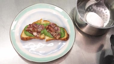 Klasik yumurta ve ıspanaklı Benedict pişiren bir şefin üst görüntüsü. Malzemeler hazırlanıyor. Sağlıklı gıda konsepti