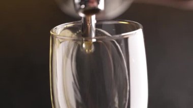Barmen bardağa köpüklü hafif musluk birası dolduruyor.