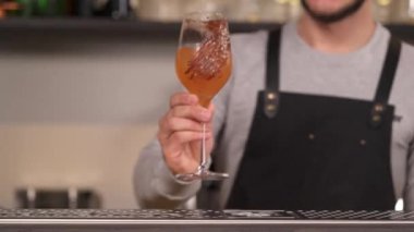 Profesyonel bir barmenin bar tezgahına taze bir yaz kokteyli koyarkenki yakın çekim gösterisi..