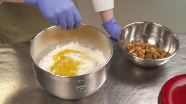 Ekmek hamuru yapmak için baharat ekleyen profesyonel bir fırıncının üst görüntüsü. Profesyonel fırın konsepti