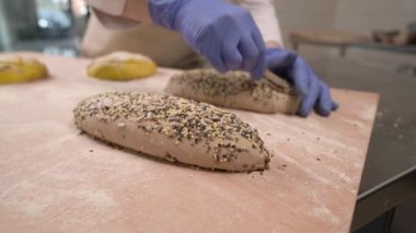 Profesyonel fırıncının ekmek puanı aldığı yakın çekim bir gösteri videosu. Ekmek pişirme kavramı.