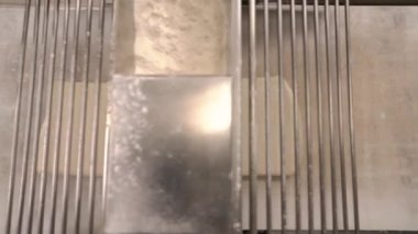 Tersine çevrilebilir tezgah hamur kılıfına işlenmiş hamur. Pastanede kruvasan hamur makinesi üretiyor.