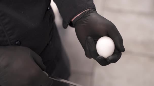 Κοντινό Πλάνο Ενός Σεφ Γάντια Που Σπάει Αυγά Μαχαίρι Μαγειρεύω — Αρχείο Βίντεο