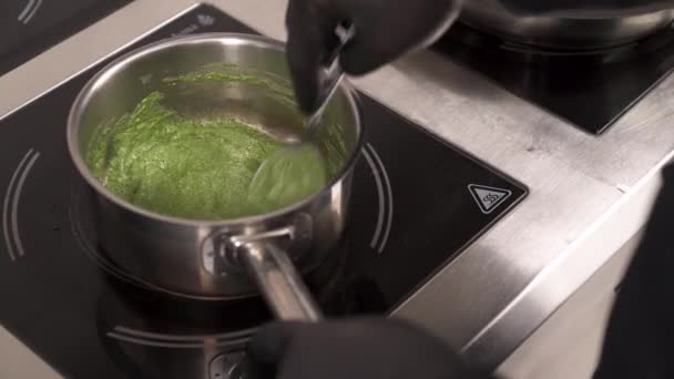 Een Chef Kok Een Professionele Keuken Die Spinazie Een Pan — Stockvideo