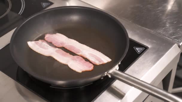 Close Demonstration Video Raw Slice Bacon Frying Pan Cooking Food — Stock Video