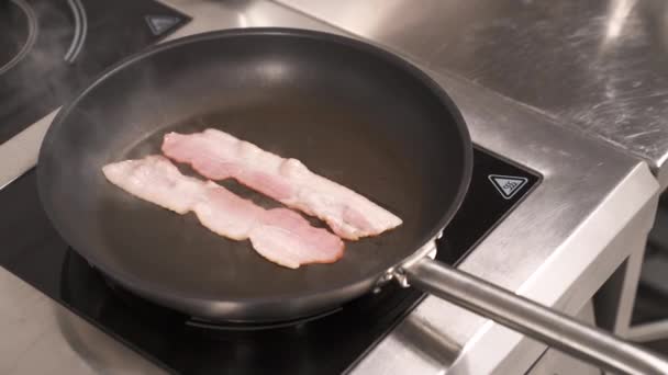 Gros Plan Des Lanières Bacon Frites Croquer Sur Une Poêle — Video