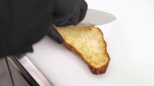 Chef Cozinha Restaurante Profissional Luvas Pretas Cortando Croissant Assado Meio — Vídeo de Stock