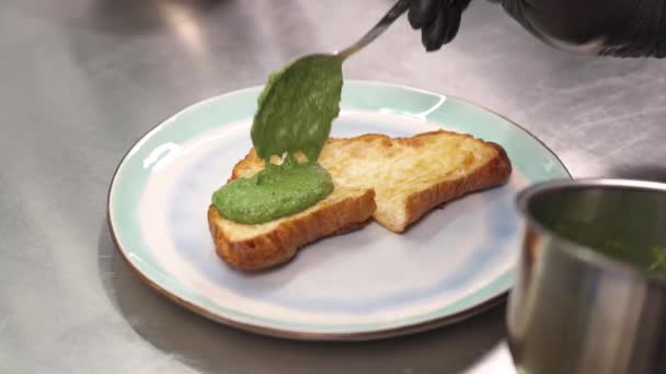 Chef Putting Spinach Bruschetta Variation Eggs Benedict Cooking American Breakfast — Stock Video