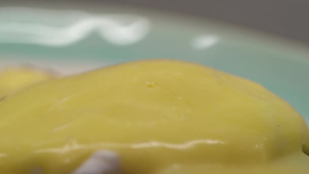 Zbliżenie Kucharza Gotującego Jajka Benedykta Amerykańskie Śniadanie Lub Brunch Danie — Wideo stockowe