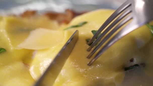 Slicing Poached Egg Knife Eggs Benedict Haute Cuisine Concept — Stock Video