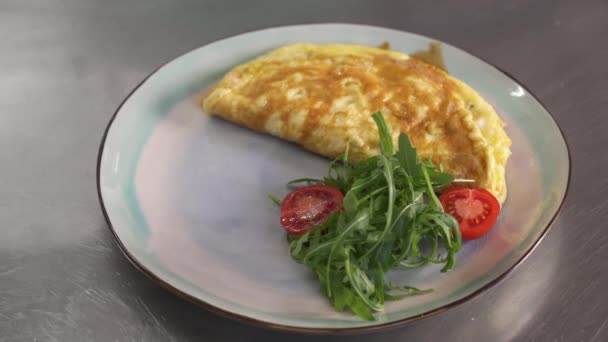 Een Chef Kok Versiert Omelet Met Kerstomaten Arugula Hij Legt — Stockvideo