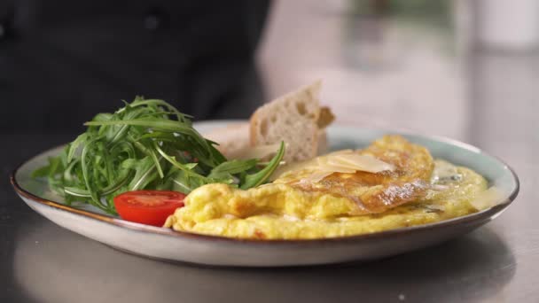 Een Chef Kok Doet Plakjes Parmezaanse Kaas Omelet Giet Deze — Stockvideo