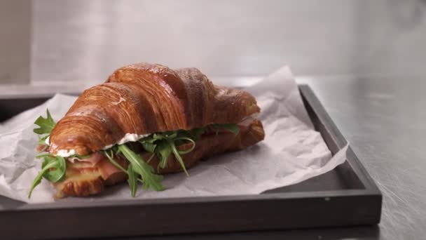 Rechts Naar Links Shot Van Een Croissant Met Prachtige Ingrediënten — Stockvideo