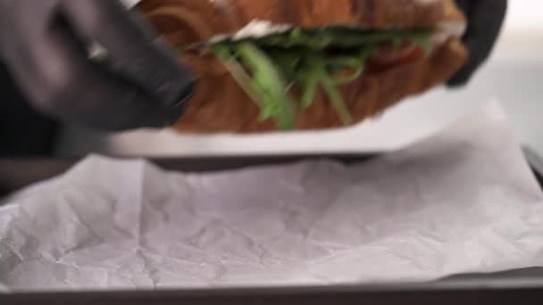 Close Chefs Mãos Luvas Pretas Colocando Delicioso Croissant Uma Bandeja — Vídeo de Stock