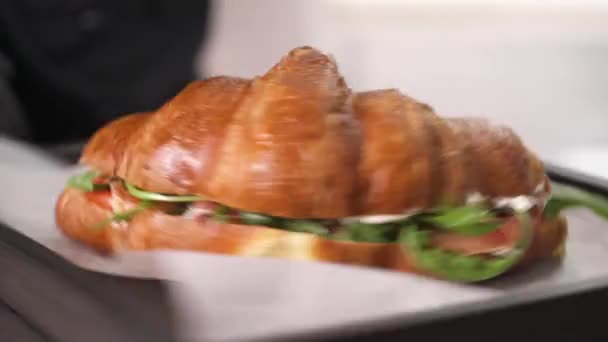 Jambonlu Peynirli Sebzeli Lezzetli Bir Kruvasan — Stok video
