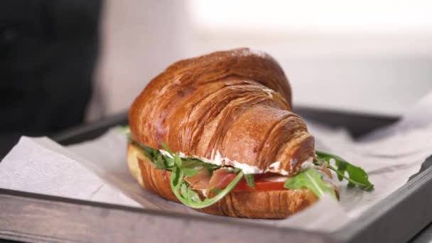 Primo Piano Video Dimostrativo Delizioso Croissant Con Prosciutto Mozzarella Pomodorini — Video Stock