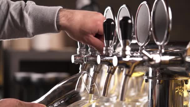 Рука Бармена Виливає Пиво Крану Крупним Планом Демонстрація Скляної Начинки — стокове відео