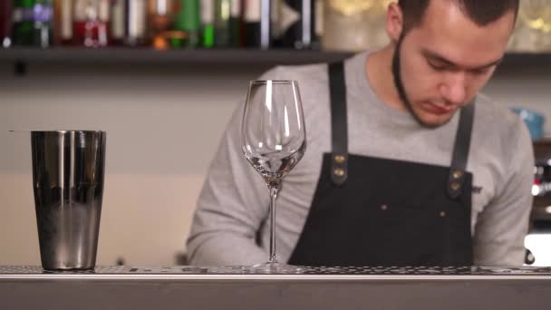 Närbild Expert Bartender Som Dekorerar Ett Glas Med Choklad Och — Stockvideo