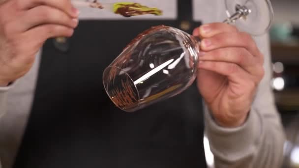 Video Demostración Cerca Camarero Altamente Profesional Decorando Vaso Con Chocolate — Vídeo de stock