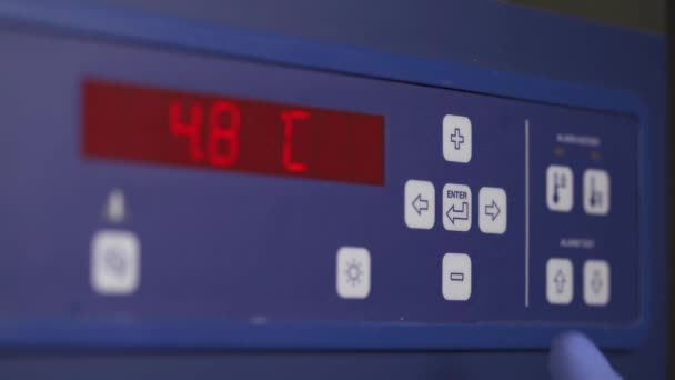 Панель Управління Температурою Кухонної Печі Термометр Печі Працює Хлібопекарні Чоловічий — стокове відео